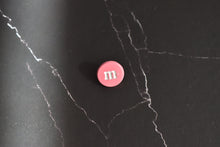 Cargar imagen en el visor de la galería, Charms ( Pin ) m&amp;m rosa para Correa de silicon
